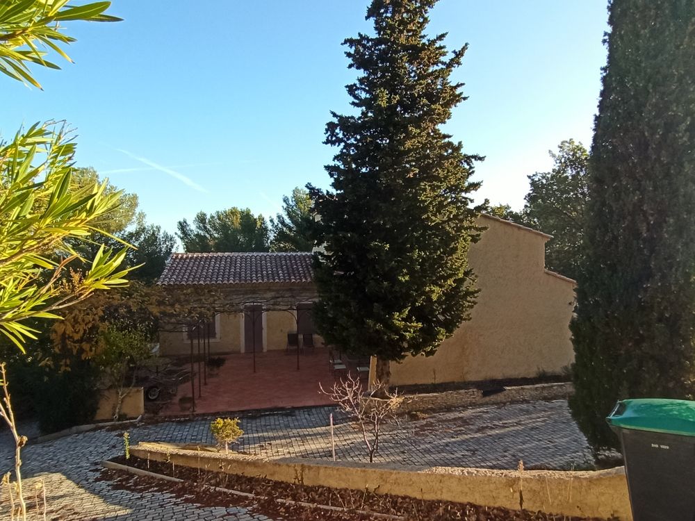 VILLA SUR LA COMUNE DE CADOLIVE