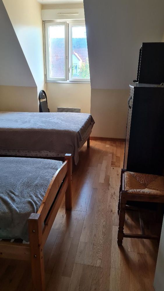 chambre meublée dans une maison