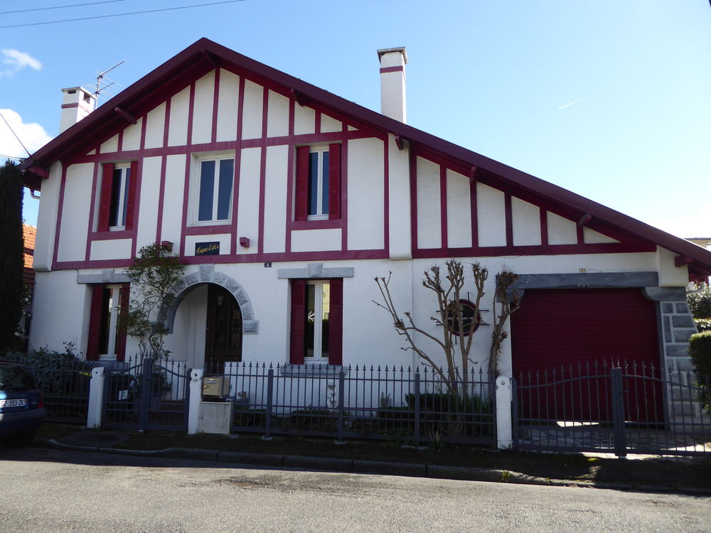 Maison basque de caractère avec jardin, proche commerces et