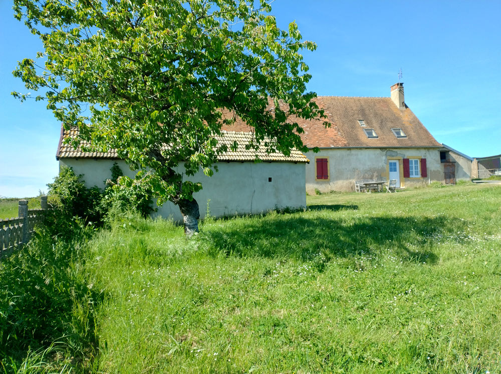 Ferme avec terrain de 8000m2.