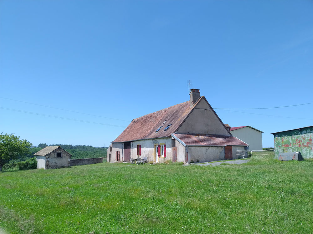 Ferme avec terrain de 8000m2.