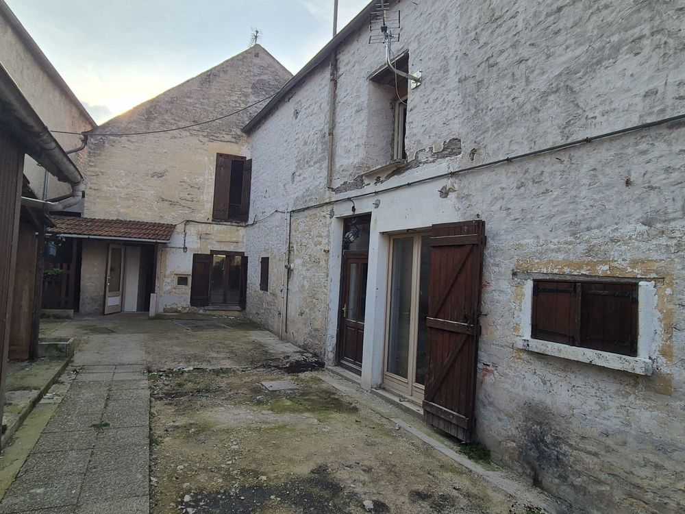 Maison de village avec cour