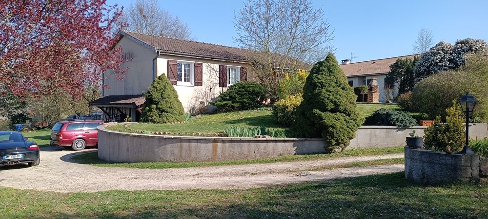 Villa100m2 + sous-sol 100m2 sur un terrain de 1750m2.