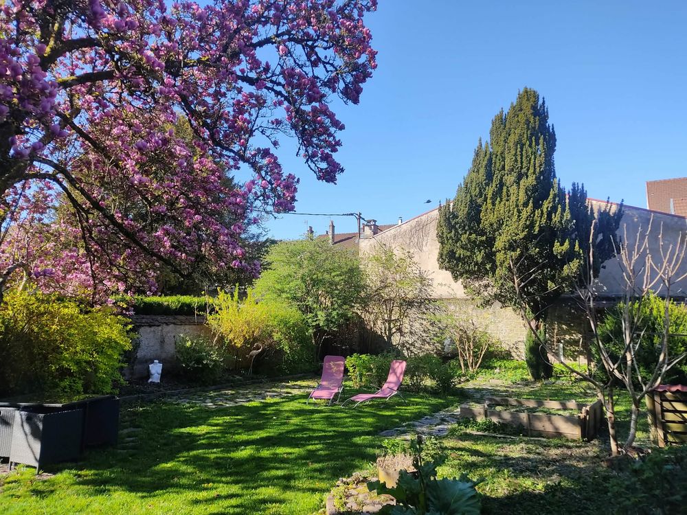 Grande maison avec jardin au coeur d'une petite ville