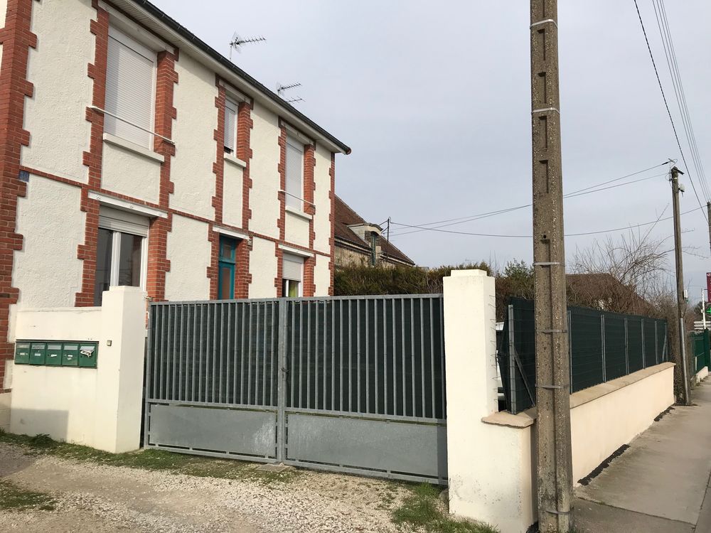Dans maison F2 meublé, clim, parking, cour