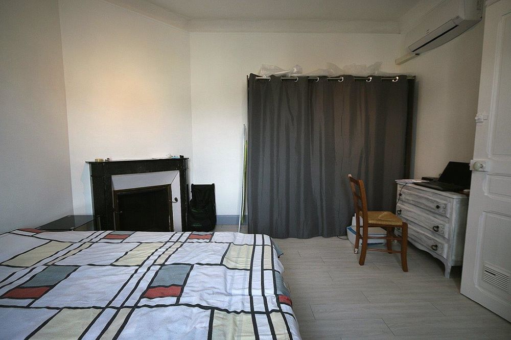 Dans maison F2 meublé, clim, parking, cour
