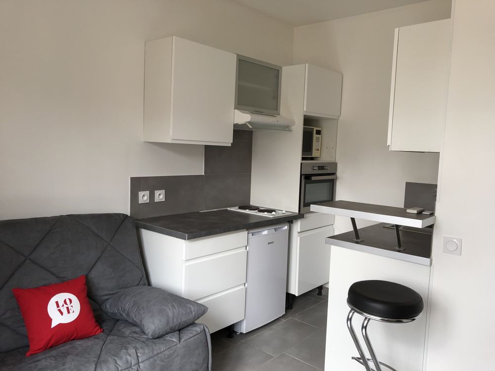 Dans maison studio meublé avec clim et parking, cour