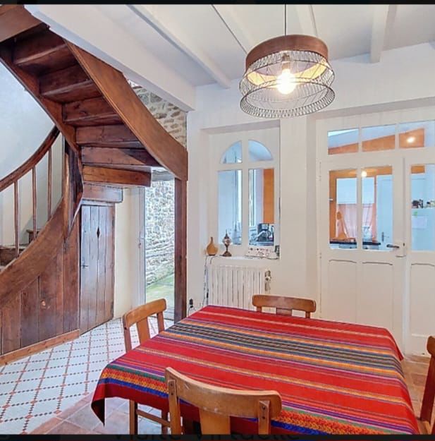 belle maison en pierre entièrement rénovée.