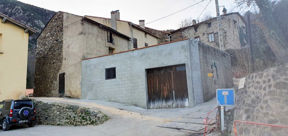 Vente d'une maison ancienne avec un grand garage