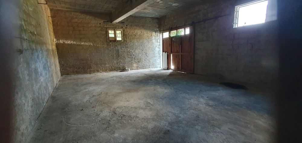 Vente d'une maison ancienne avec un grand garage