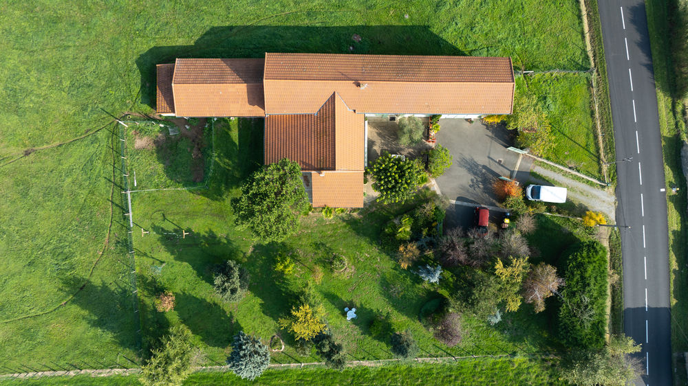 sur 9200m2 ! Arthun . Ancien corps de ferme rénové