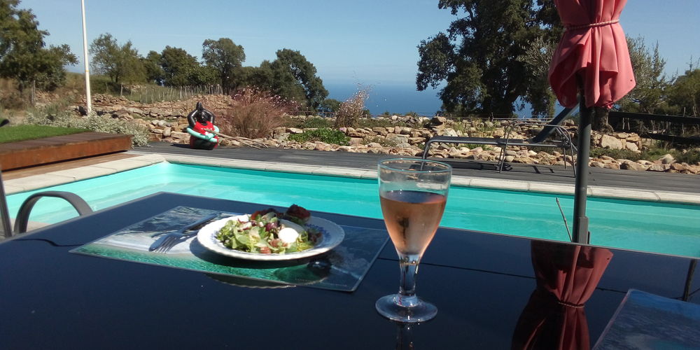 villa contemporaire;facade pierres en Corse