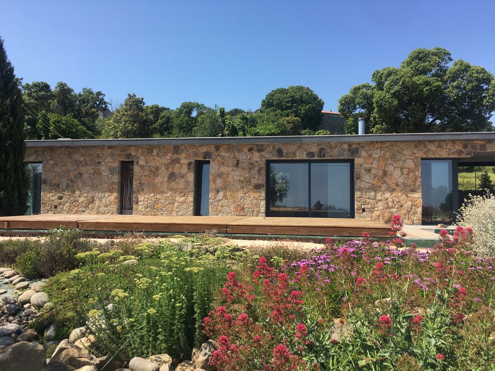 villa contemporaire;facade pierres en Corse