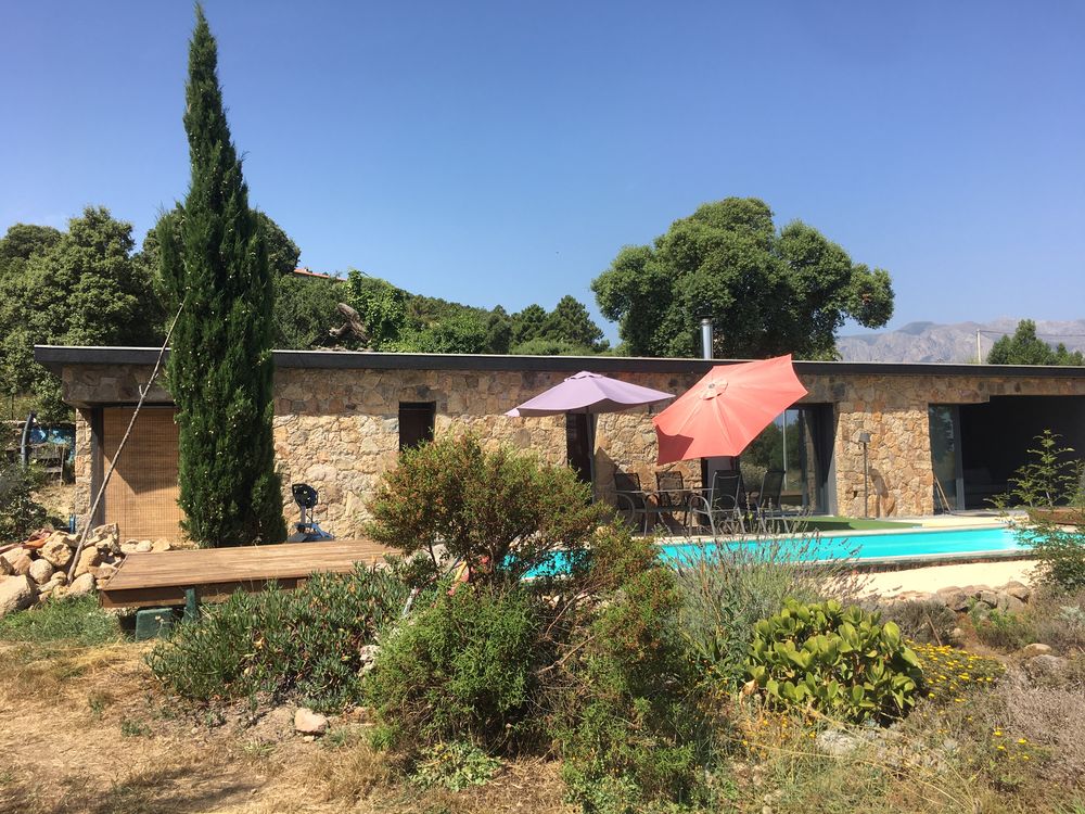 villa contemporaire;facade pierres en Corse