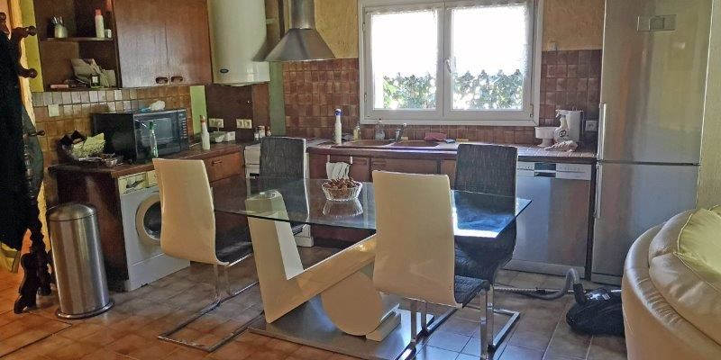 Grand 2 pièces en rez-de-jardin avec stationnement