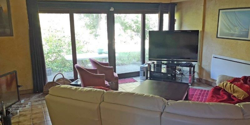 Grand 2 pièces en rez-de-jardin avec stationnement