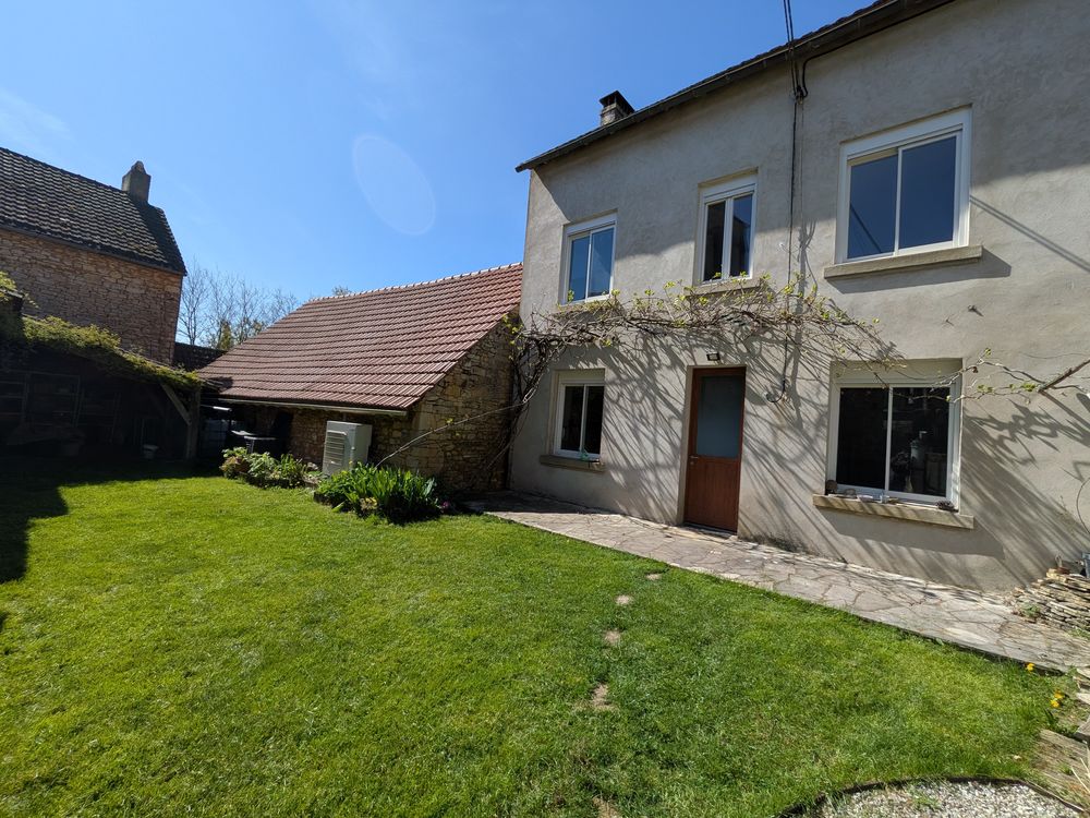 Maison de village avec jardin et grange