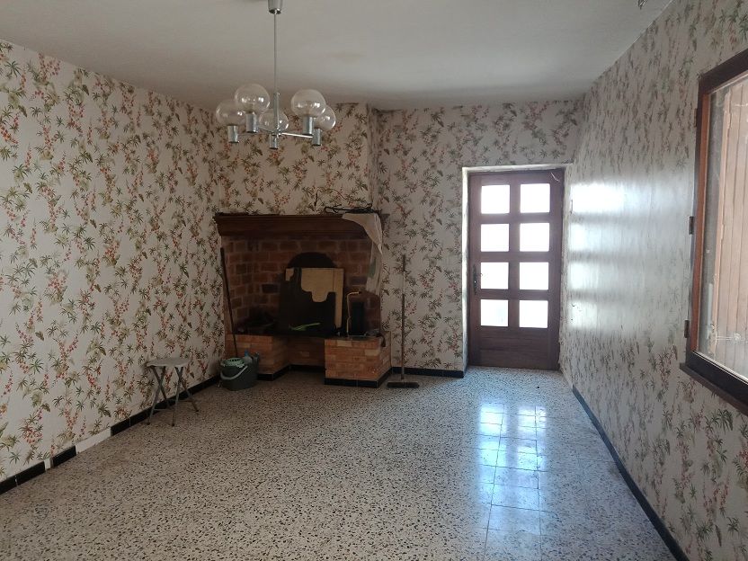 Maison très ancienne à rénover entièrement.