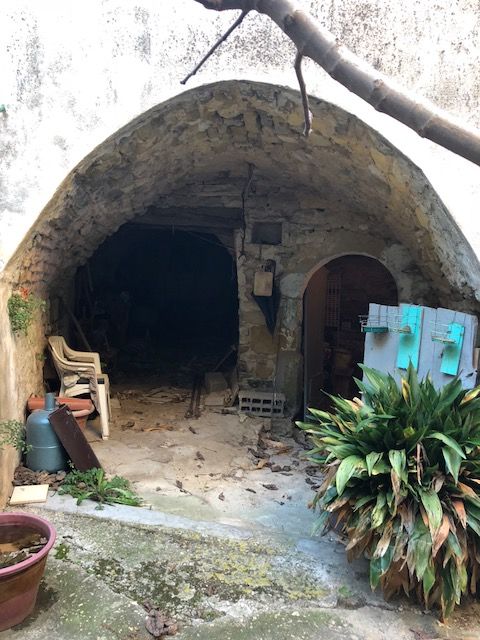Maison très ancienne à rénover entièrement.