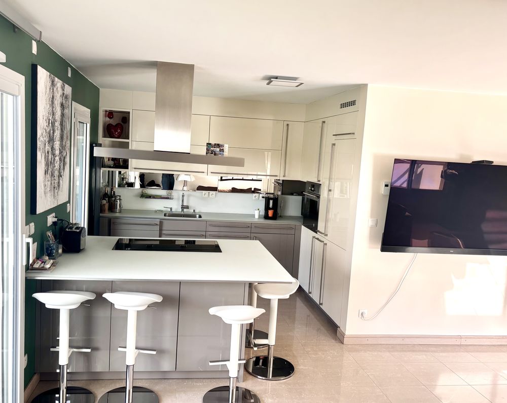94m2 Ferney avec grande terrasse box et cave