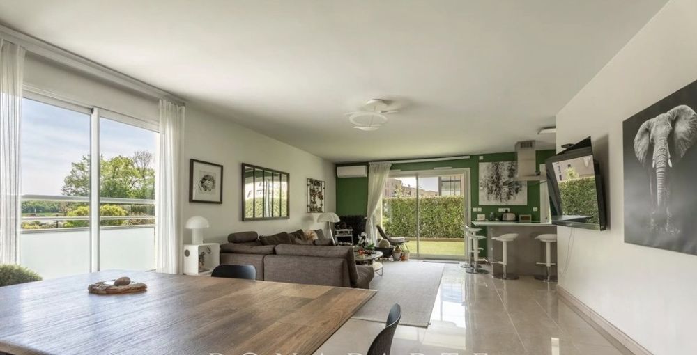 94m2 Ferney avec grande terrasse box et cave
