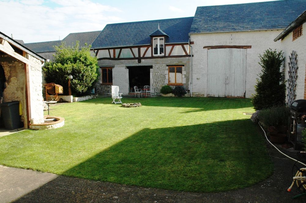 MAISON ANCIENNE À RÉNOVER AVEC NOMBREUSES DÉPENDANCES