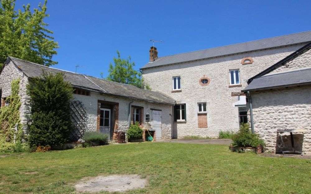 MAISON ANCIENNE À RÉNOVER AVEC NOMBREUSES DÉPENDANCES