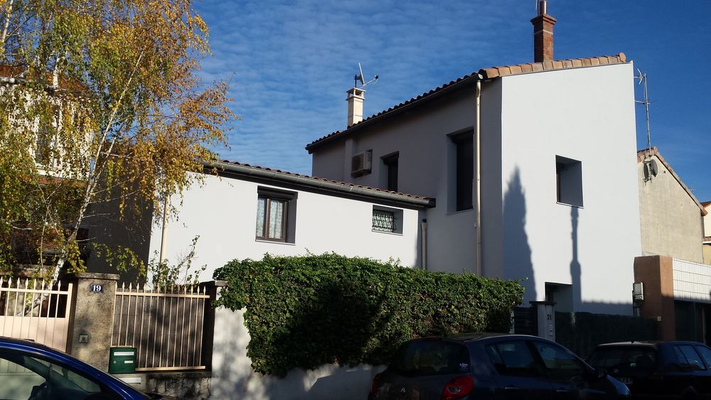 Maison de ville idéalement située entièrement isolée de l'ex