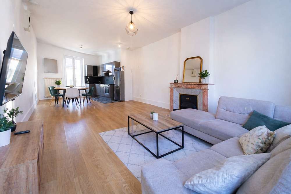 Maison de ville 160 m2 rénovée avec garage double, cour