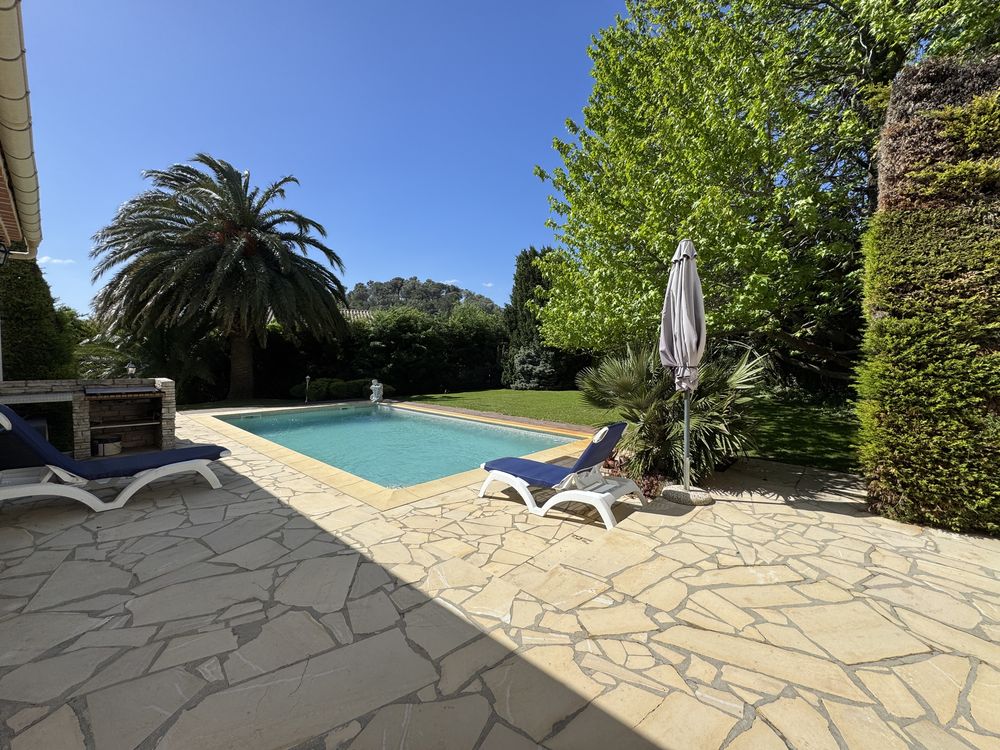 Villa de plain-pied à Laudun avec piscine