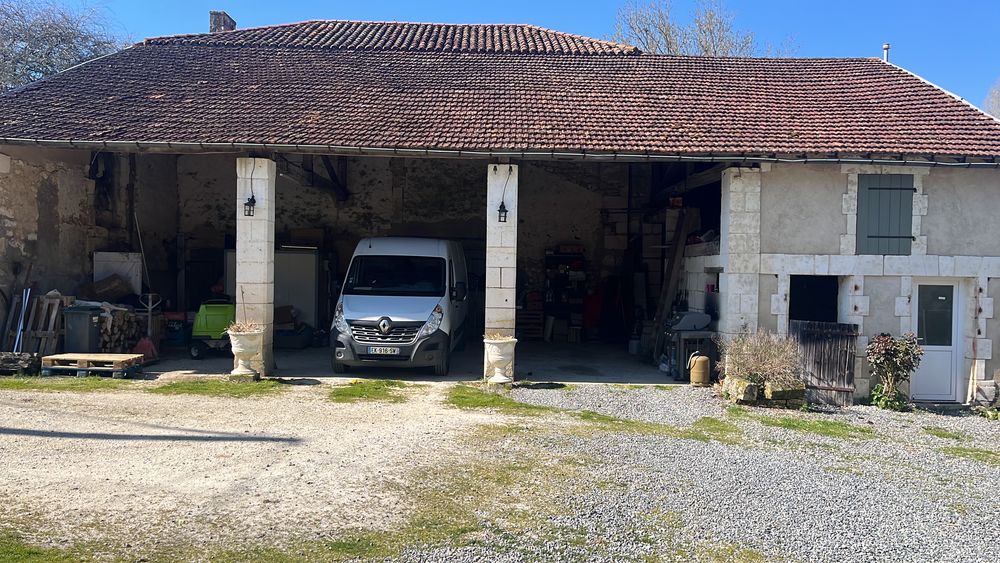 Maison + grandes dependances - 2 hectares de pré -