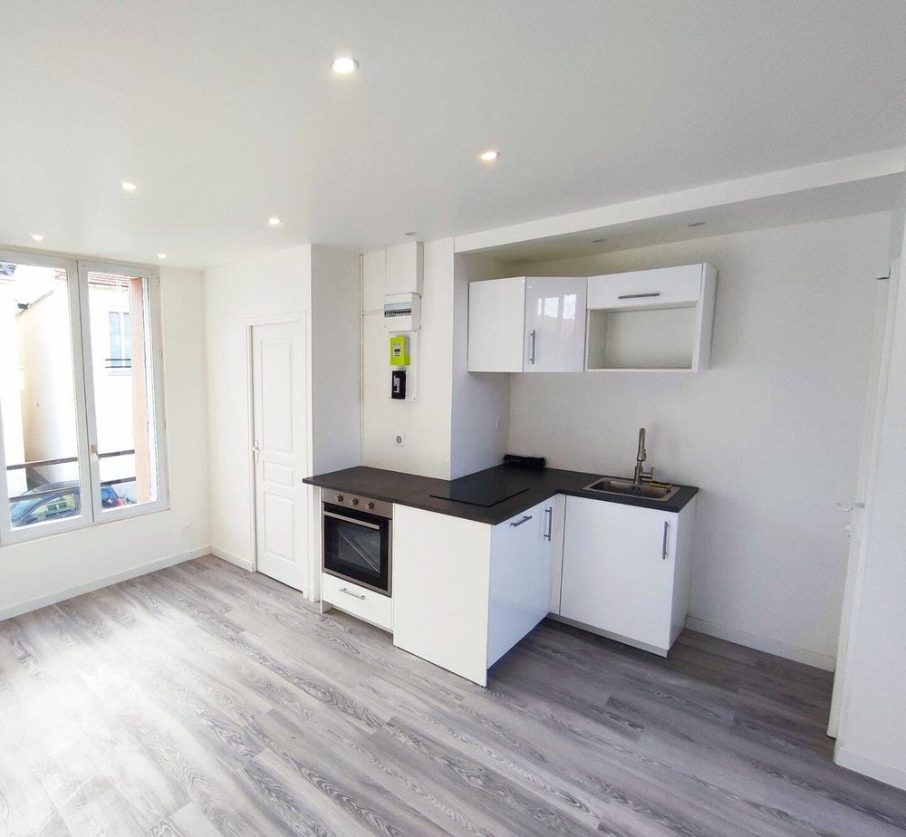 Studio rénové de 23 m² avec balcon proche Paris