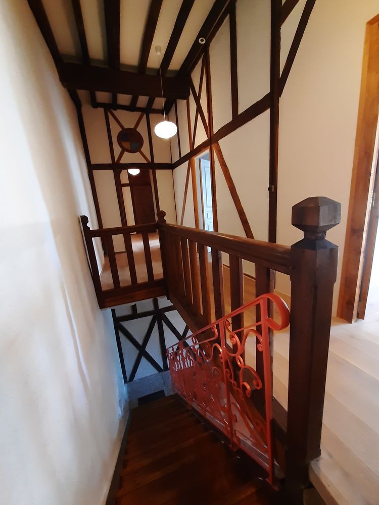 Belle maison de caractère rénovée, au coeur du bourg.