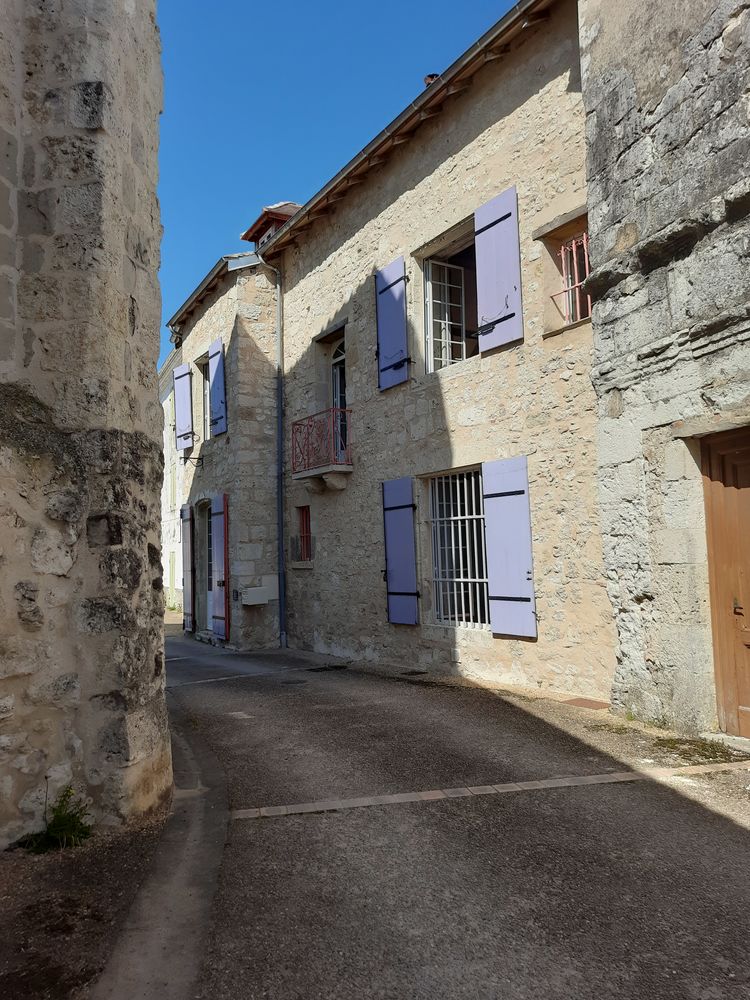 Belle maison de caractère rénovée, au coeur du bourg.