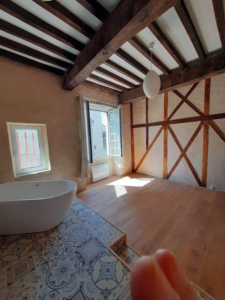 Belle maison de caractère rénovée, au coeur du bourg.