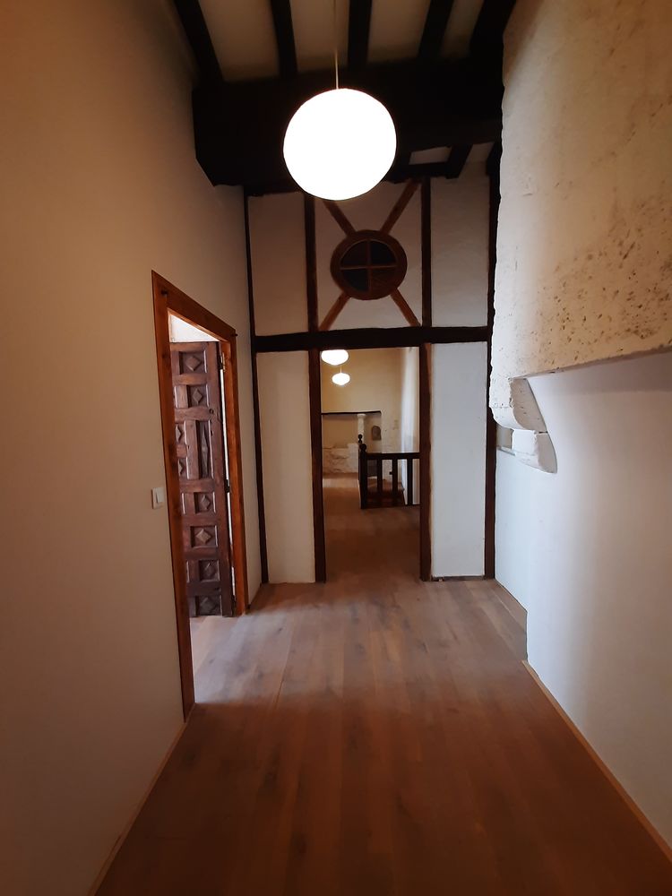 Belle maison de caractère rénovée, au coeur du bourg.