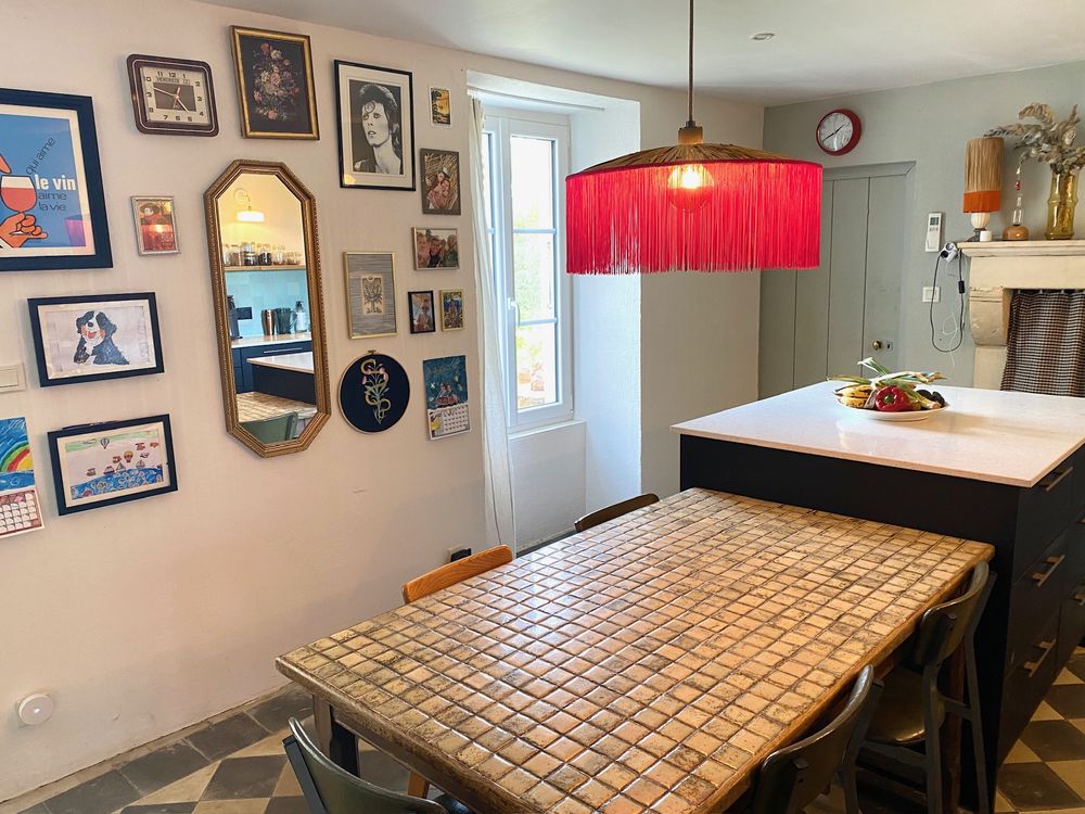 Maison familiale en pierre rénovée avec gîte et piscine.