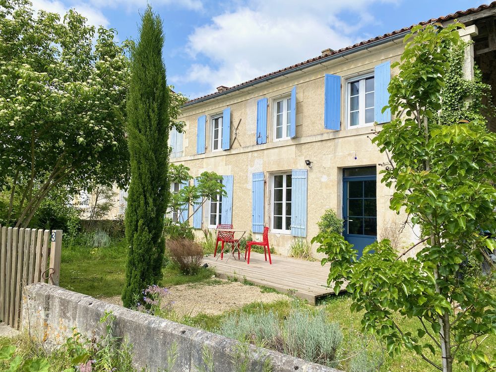 Maison familiale en pierre rénovée avec gîte et piscine.