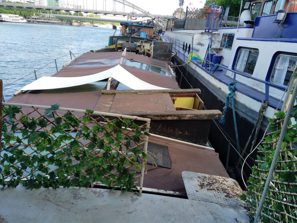 EMPLACEMENT EXCEPTIONNEL à PARIS Péniche de caractère 1897