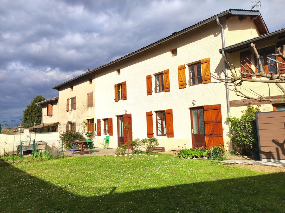 Maison familiale en pierre, mitoyenne.