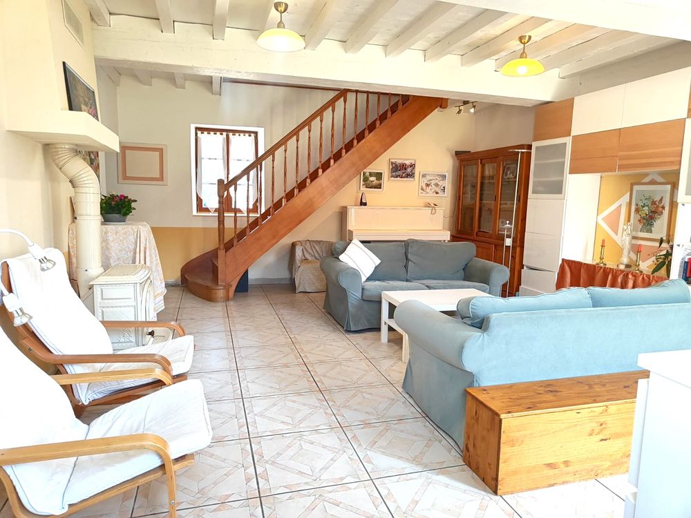 Maison familiale en pierre, mitoyenne.