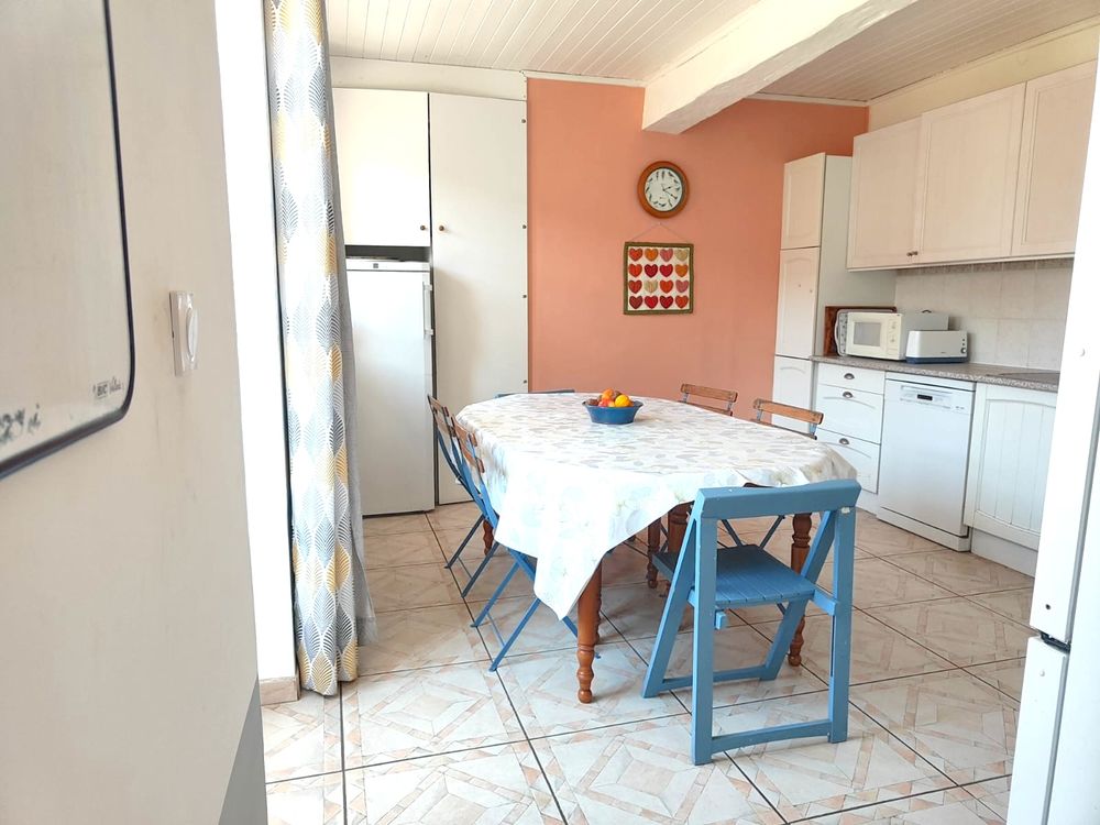 Maison familiale en pierre, mitoyenne.