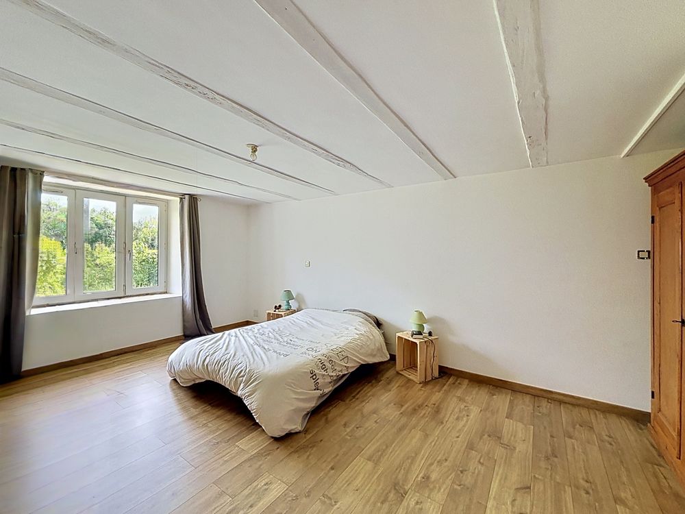 ? Maison de caractère avec dépendances + 3 448 m² de terrai