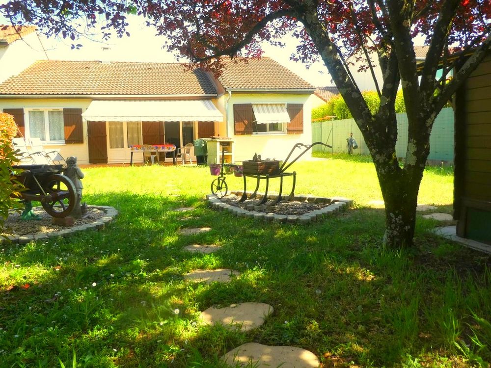 Maison 4 pièces avec garage .