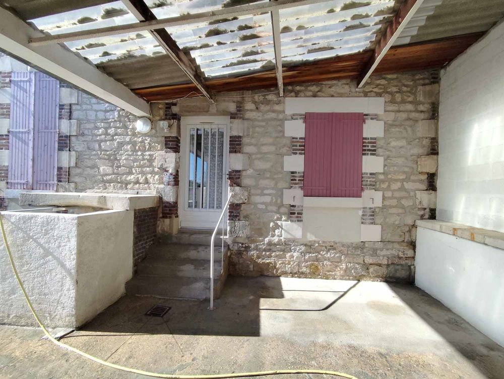 2 pièces grand salon + cour calme TBE gare Migennes