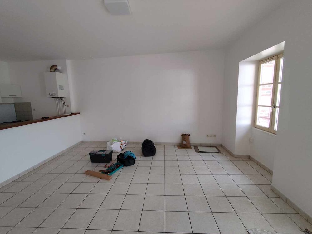 2 pièces grand salon + cour calme TBE gare Migennes