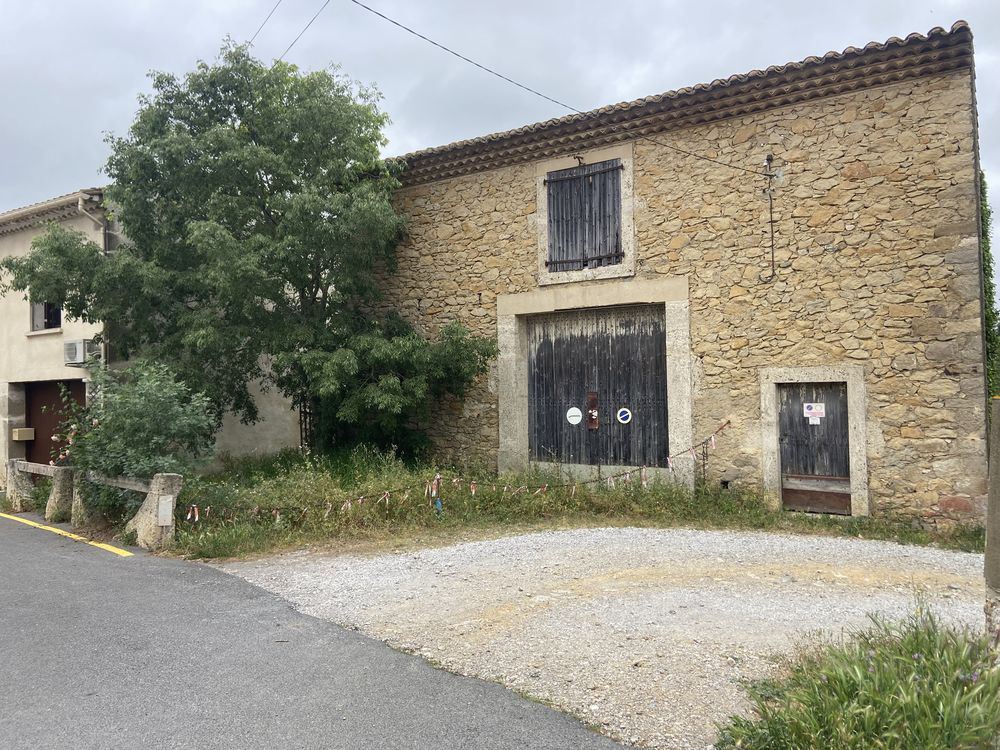une Remise en pierres avec terrain