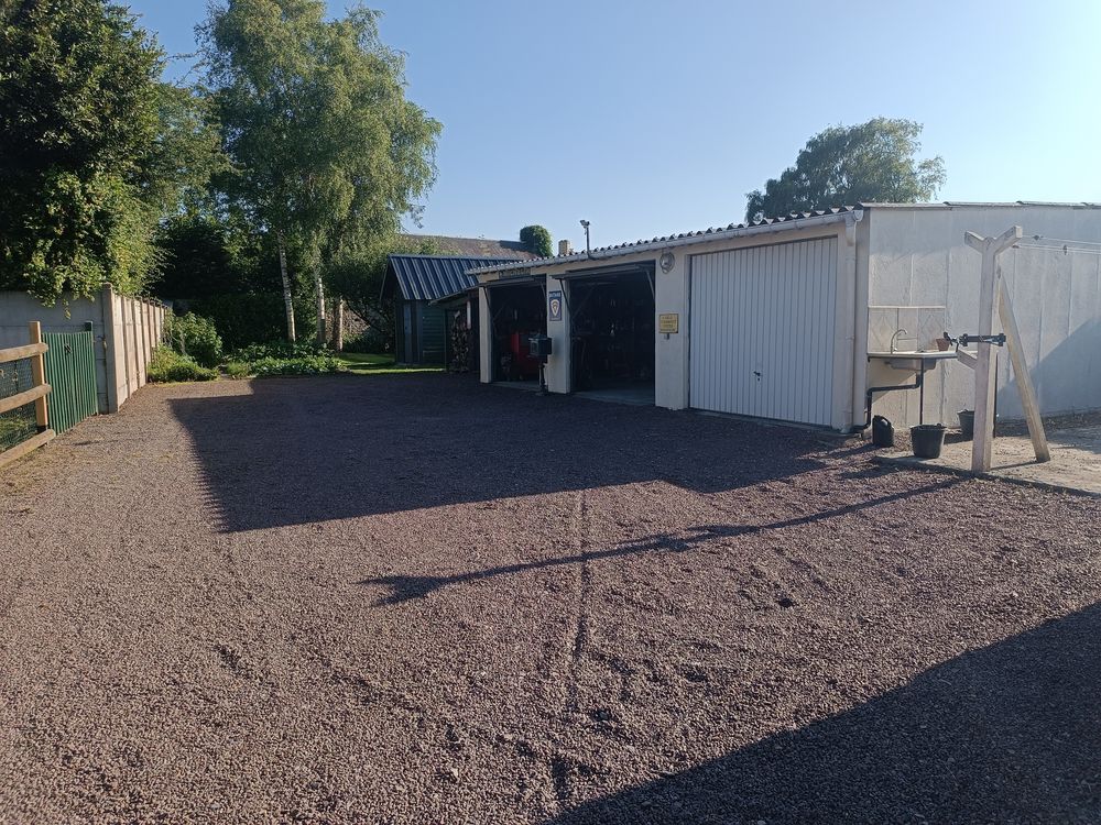 Belle maison proximité tous commerces avec école et collège.