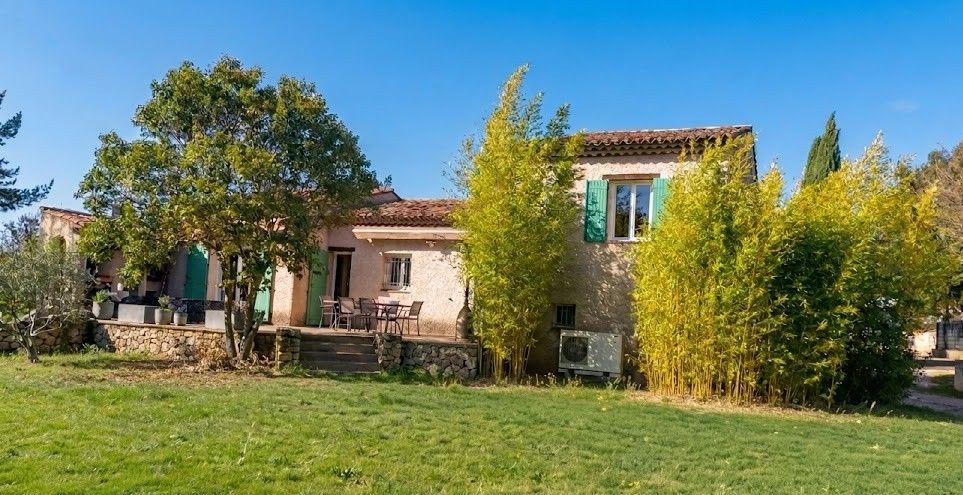 Maison avec vaste terrain arboré, garage et sous-sol