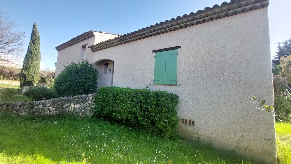 Maison avec vaste terrain arboré, garage et sous-sol